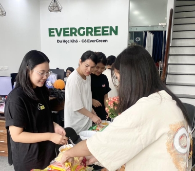 TRẢI NGHIỆM TIẾT HỌC VĂN HOÁ HÀN QUỐC TẠI EVERGREEN: KHI LÝ THUYẾT TRỞ THÀNH TRẢI NGHIỆM THẬT